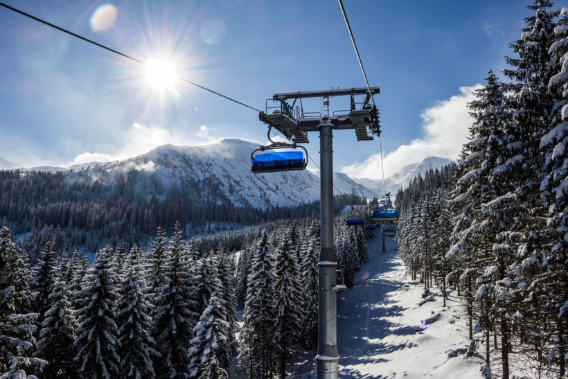 Skilift in verschneiten Winterbergen